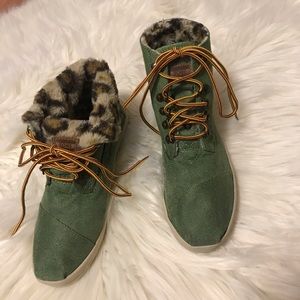 Toms Green & Cheetah Print High Top Booties